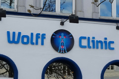 Enkelt facadeskilt til Wolff Clinic