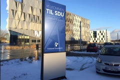 Pylon med display hos SDU i Kolding