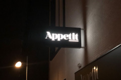 Udhængsskilt med LED for Café Appetit i Borgen Shopping