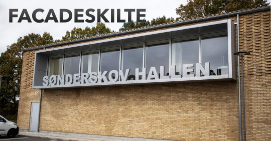 Billede af facadeskiltet hos Sønderskov hallen